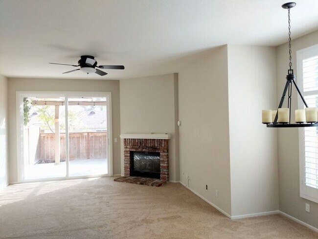 Building Photo - 3Bed/2.5 Bath in Tamarack Point~ Coventry