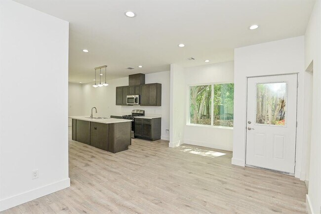 Building Photo - 2204 Wavell St