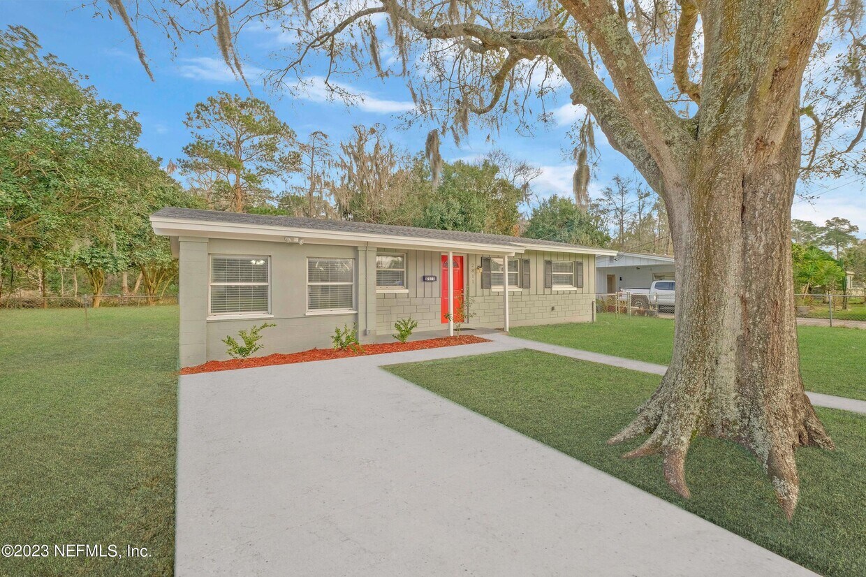 Primary Photo - 2811 Loran Dr E