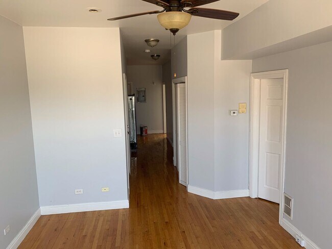 Foto del edificio - Large 2bed/1bath in Hot Bronzeville. ONE M...