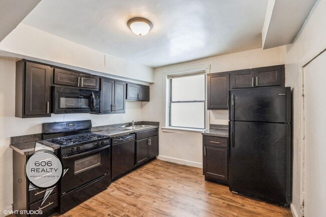 Building Photo - 1020 E Hyde Park Blvd