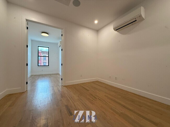 Foto del edificio - 104 Graham Ave