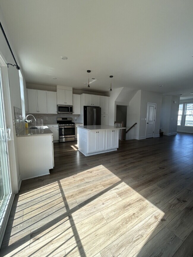 Foto del edificio - Free Application Fee — Refunded Upon Approval Through August 31! Upgraded 3BR End-Unit Townhome |...