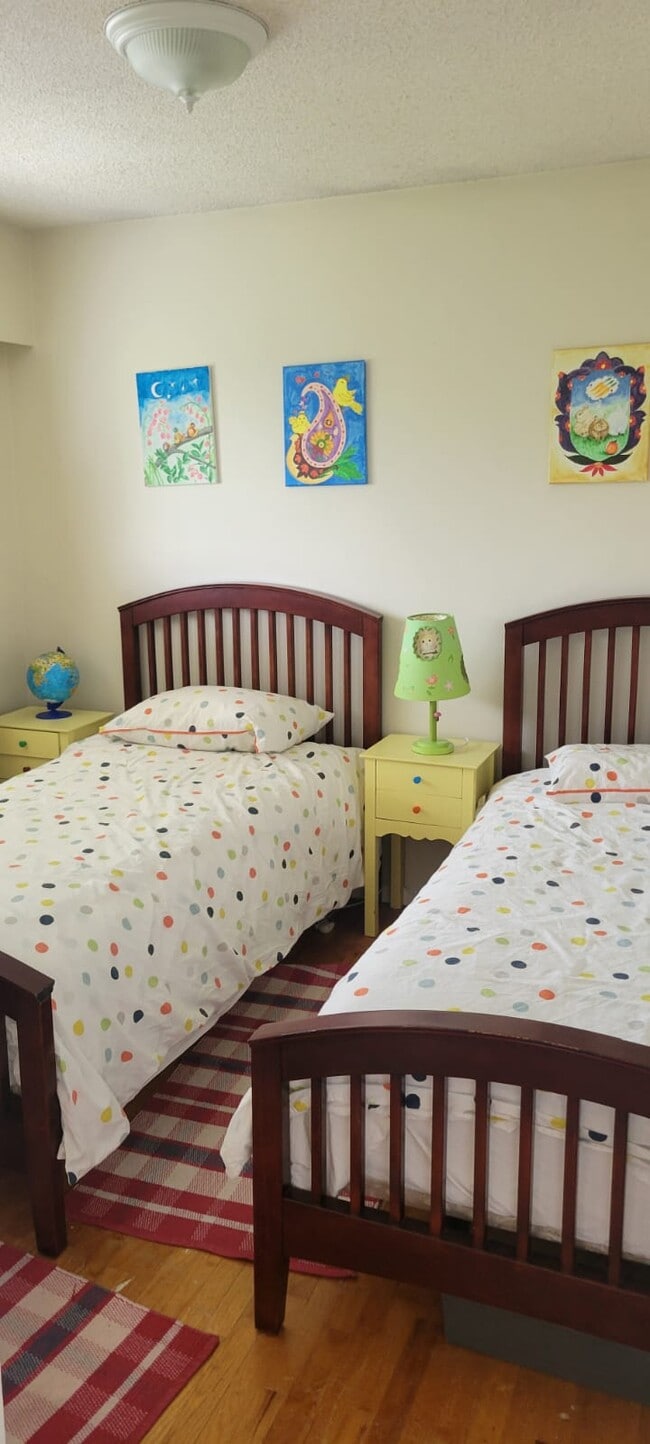 two twin beds - 4461 Inman Av