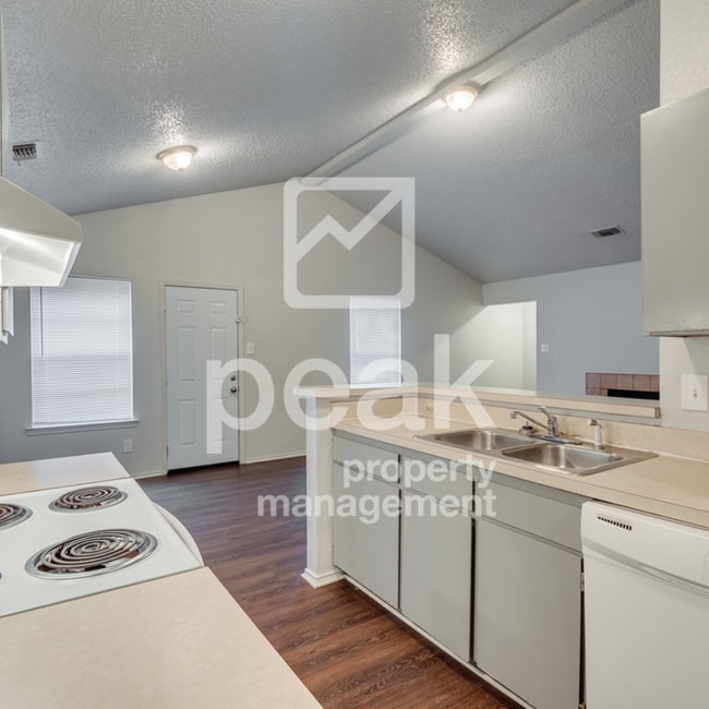Building Photo - $1350! 2Bed/2Bath Updated Home!
