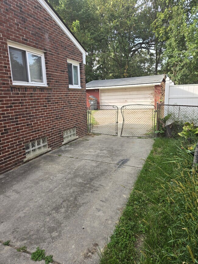 Photo - 29730 Birchwood St House