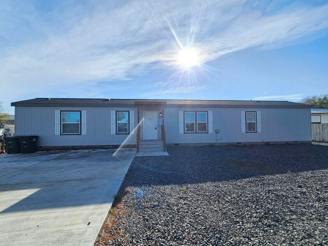 Foto principal - Updated Three Bedroom Home