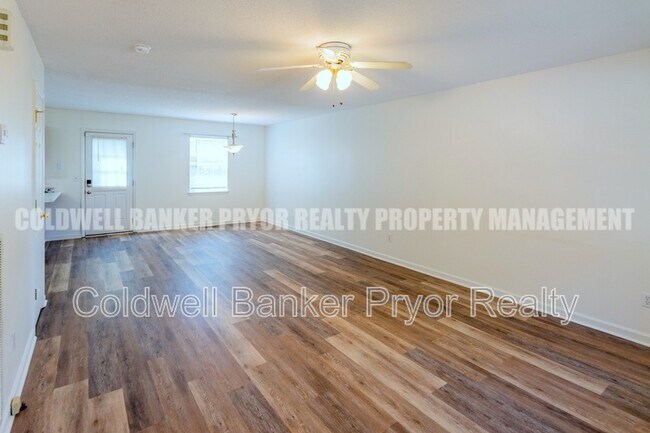 Foto del edificio - 1240 N Concord Rd