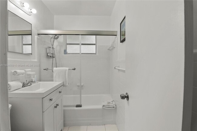 Building Photo - 717 SW 13th Ave