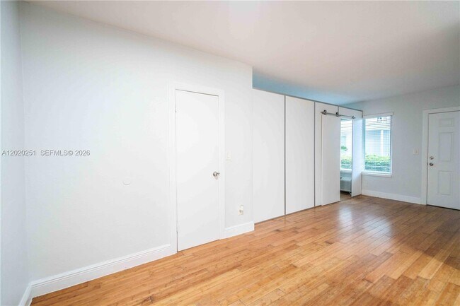 Foto del edificio - 7325 Carlyle Ave