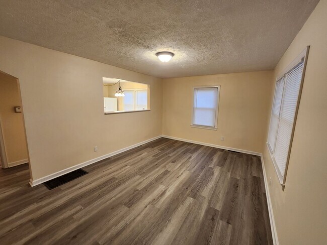 Building Photo - Adorable 2 bedroom with updates and washer/dryer hook-ups