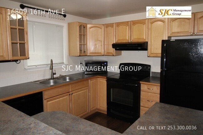 Building Photo - Three bedroom one bath rambler for rent in...
