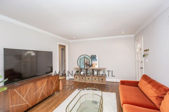 Building Photo - FULLY RENOVATED 2 Bedroom House close to I...