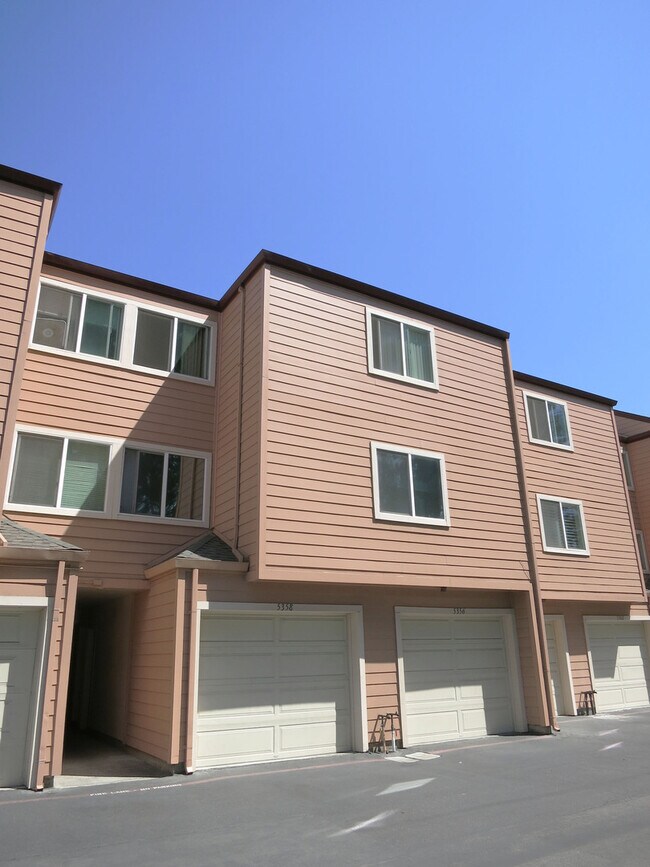 Foto del edificio - 3 bed/2 bath Upstairs condo! Hardwood floor, full kitchen, washer/dryer