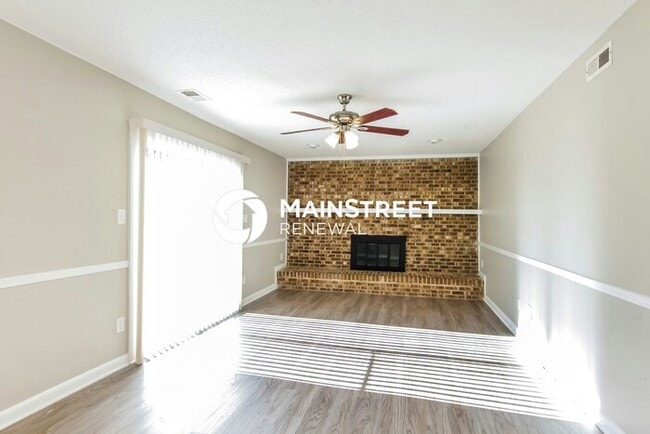 Building Photo - 4 Bedroom Pet-Friendly Home in Charlotte, NC with Main Street Renewal
