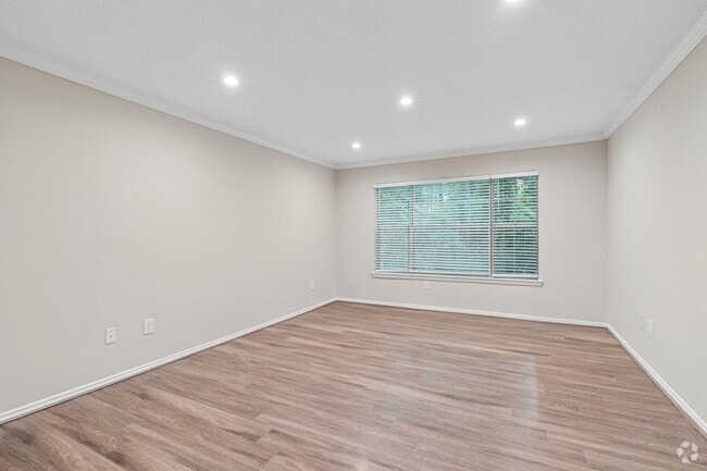 2BR, 2BA - 1,100SF - Living Room - Dunwoody Ridge