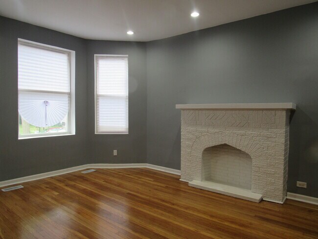 Building Photo - 4940 W Van Buren St