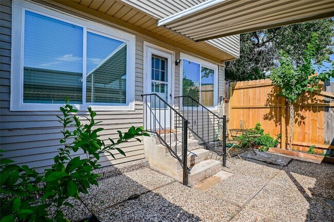 Building Photo - 5791 Maple Hill Dr