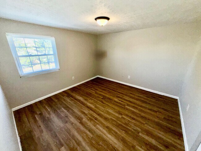 Foto del edificio - 815 Clareridge Ln
