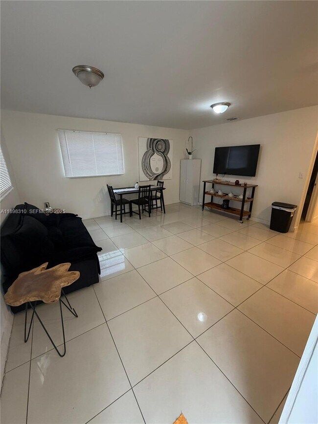 Foto del edificio - 1132 NW 38th St