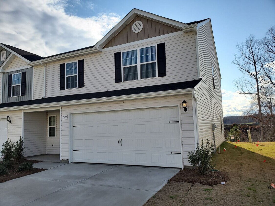 Primary Photo - Beautiful 4 BR minutes from the Airport