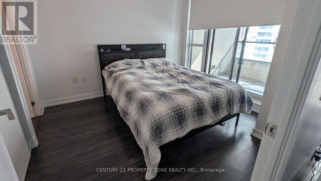 Photo du bâtiment - 4055 Parkside Village Dr