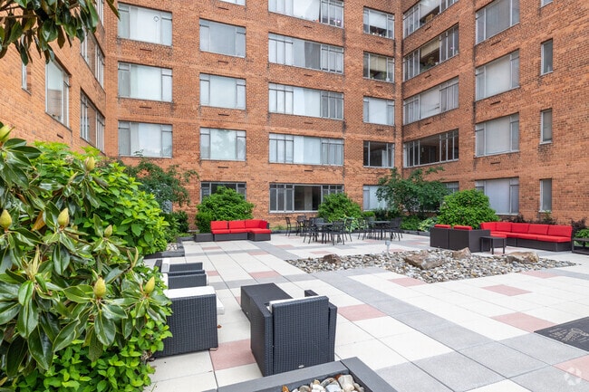 Courtyard - Connecticut Park Apartments