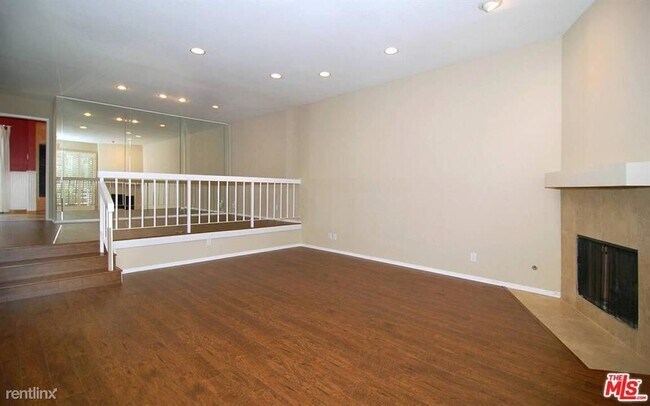 Foto del edificio - 21901 Burbank Blvd