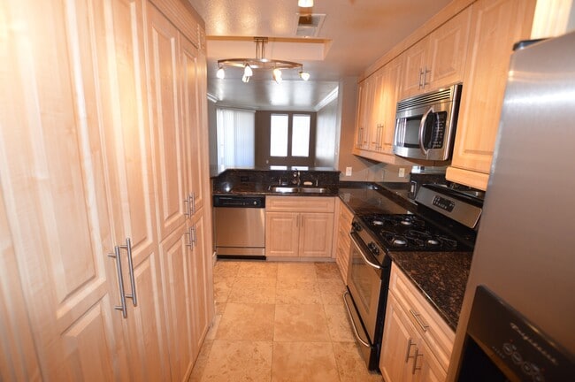 Foto del edificio - Meridian - Unfurnished 2 bedroom | 2 bathroom Luxury Condo.