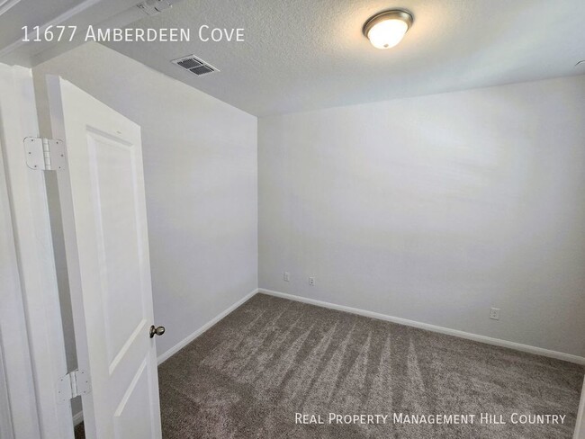 Building Photo - Spacious Far West Side Home with Easy Access!