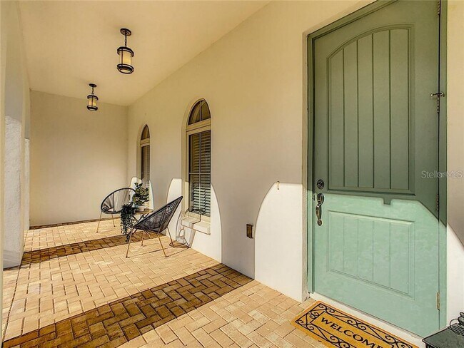 Building Photo - 8927 Fountain Palm Alley