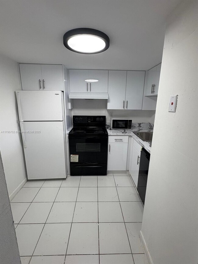 Foto del edificio - 484 NW 165th St