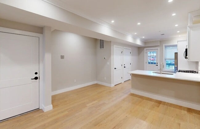 Charming 3 Bedroom-No Broker Fee - Charming 3 Bedroom-No Broker Fee Apartment