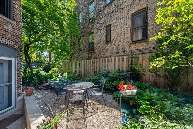 Building Photo - 2040 N Hoyne Ave