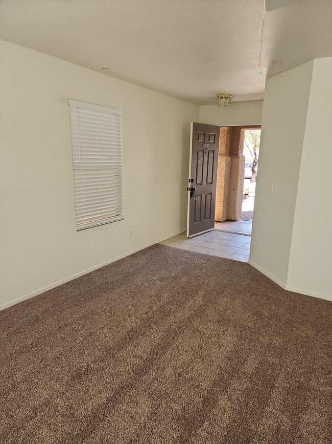 Foto del edificio - 3 Bedroom 2 Bath 2 Story Home  - Cortaro F...