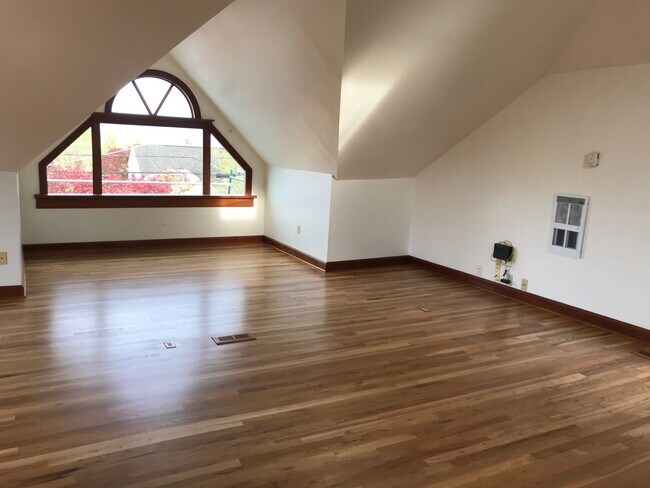 Foto del edificio - 3053 36th Ave SW