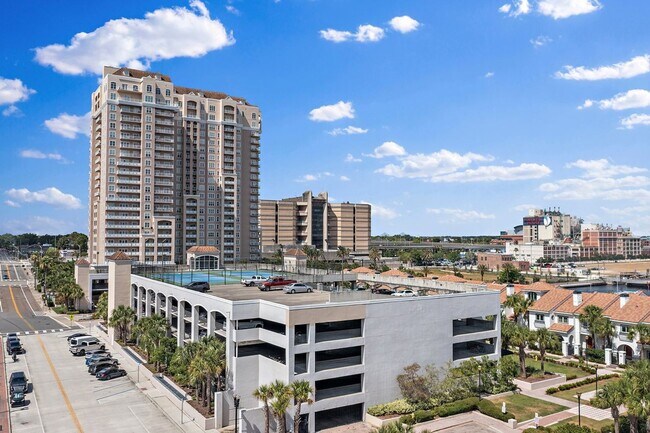 Foto del edificio - Stunning Berkman Plaza Condo