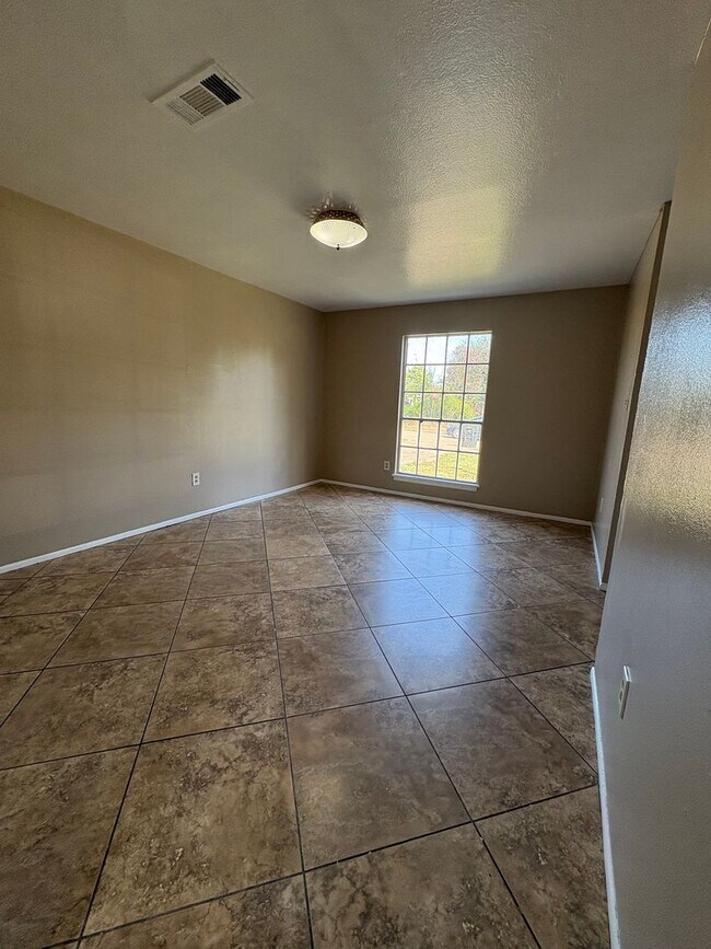 Foto del edificio - Awesome home with lots of space and storage!