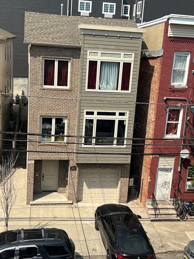 Building Photo - 194 Parkhurst St