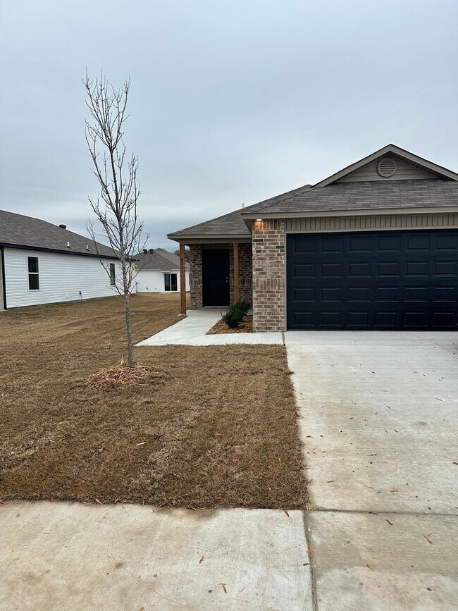 Building Photo - *Pre-leasing* NEWER Three Bedroom | Two Bath Home in White Oak Crossing