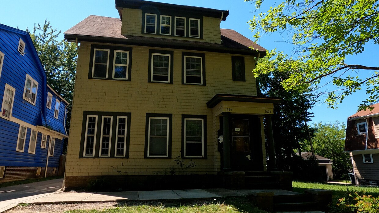 Primary Photo - 1652 Hillcrest Rd