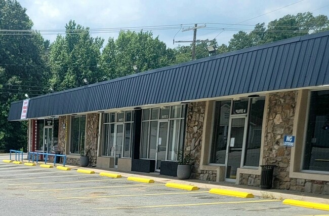 Foto del edificio - 8700 Colonel Glenn Rd