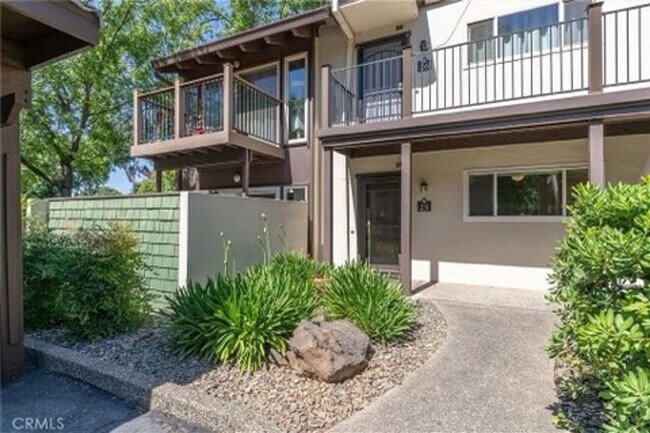 Building Photo - Freshly remodeled 1 bedroom apartment close to downtown