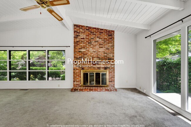 Building Photo - Two Bedroom Oasis in First Edition!