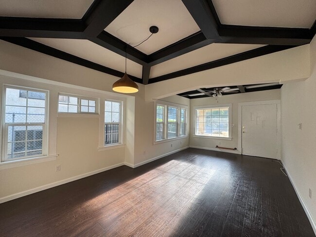 Building Photo - Centrally Located Minutes away from Downtown, Silver Lake, and Eagle Rock