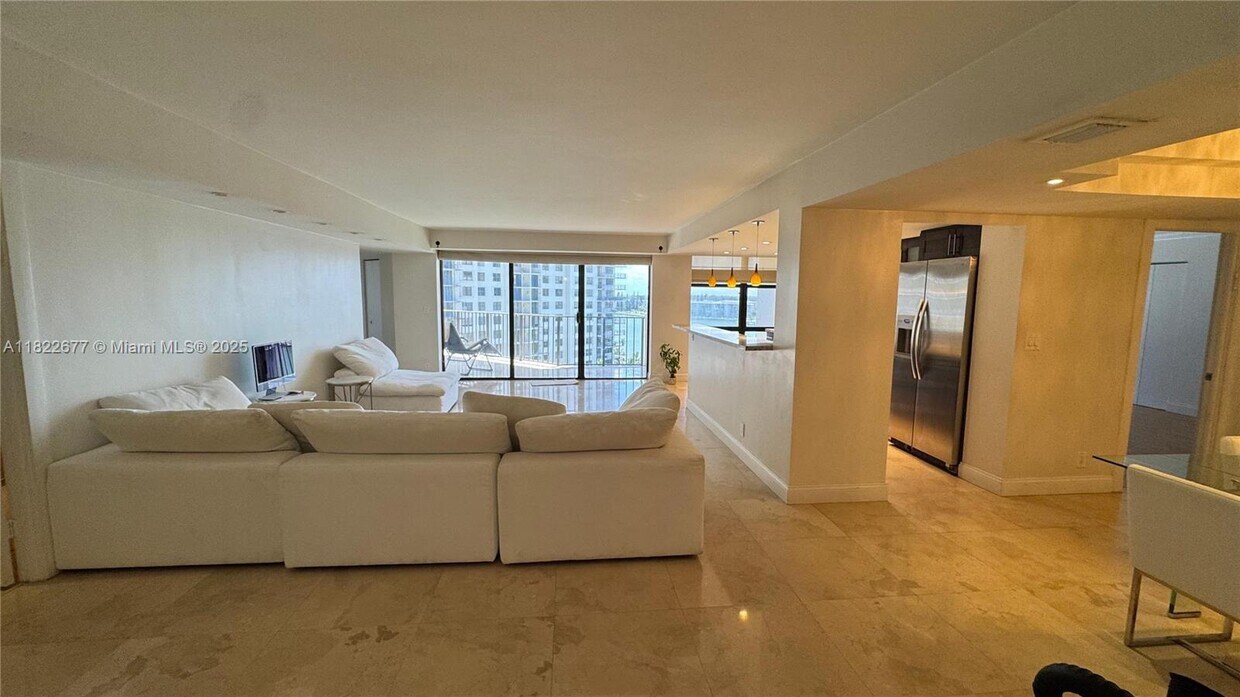 Foto principal - 18181 NE 31st Ct