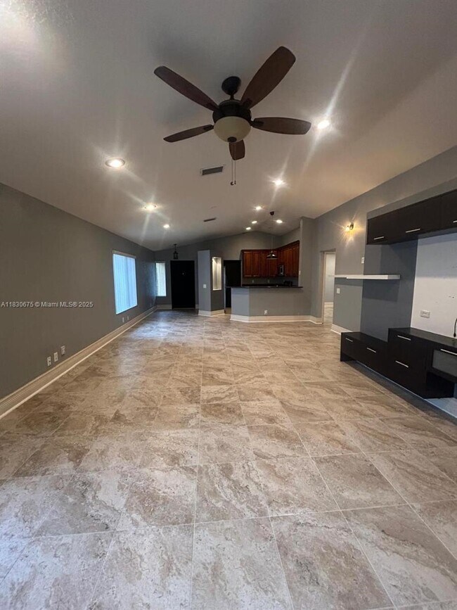 Building Photo - 1512 Presidio Dr