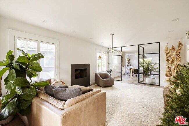 Foto del edificio - 601 Crestmoore Pl