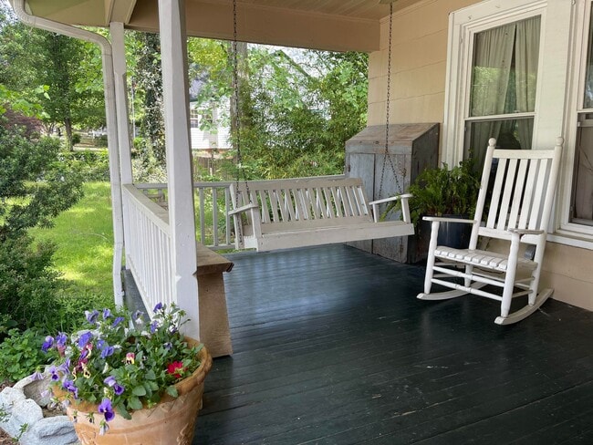 Building Photo - 320 N Poplar St