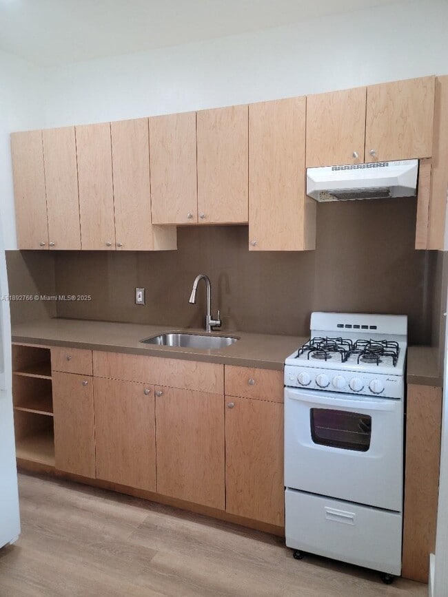 Building Photo - 7710 Carlyle Ave